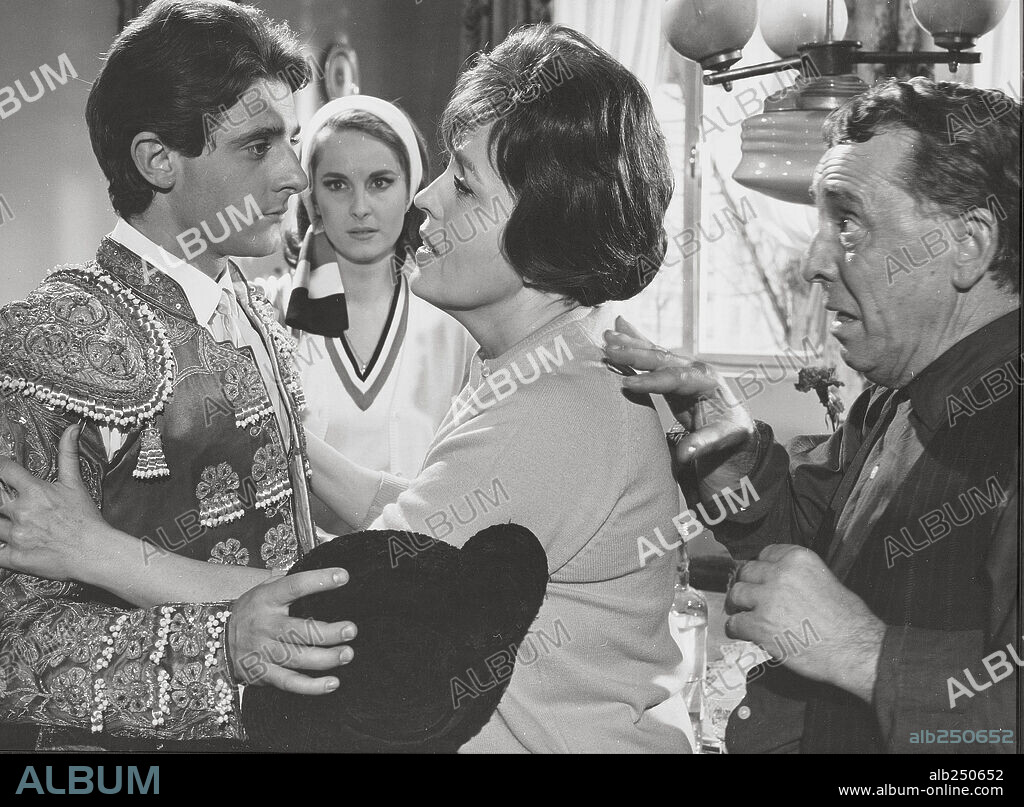 EMILIO GUTIERREZ CABA, IRAN EORY, MERCEDES VECINO y PACO MARTINEZ SORIA en QUE HACEMOS CON LOS HIJOS?, 1967, dirigida por PEDRO LAZAGA. Copyright PEDRO MASO P.C.