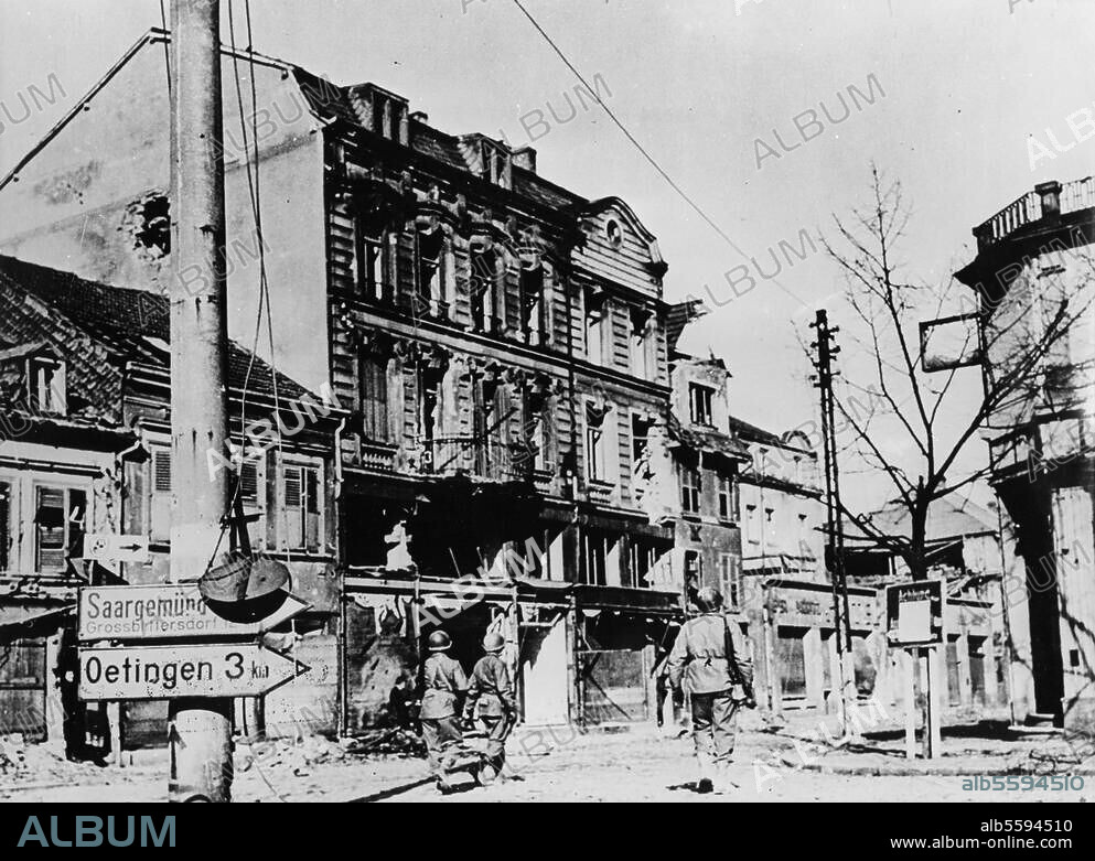 2. Weltkrieg / Alliierter Vormarsch in Frankreich 1945. Einnahme der Stadt Forbach, an der Grenze zum Saarland, durch Truppen der. 7. US-Armee, Februar 1945. US-Soldaten ziehen durch eine Straße der Stadt. Foto.