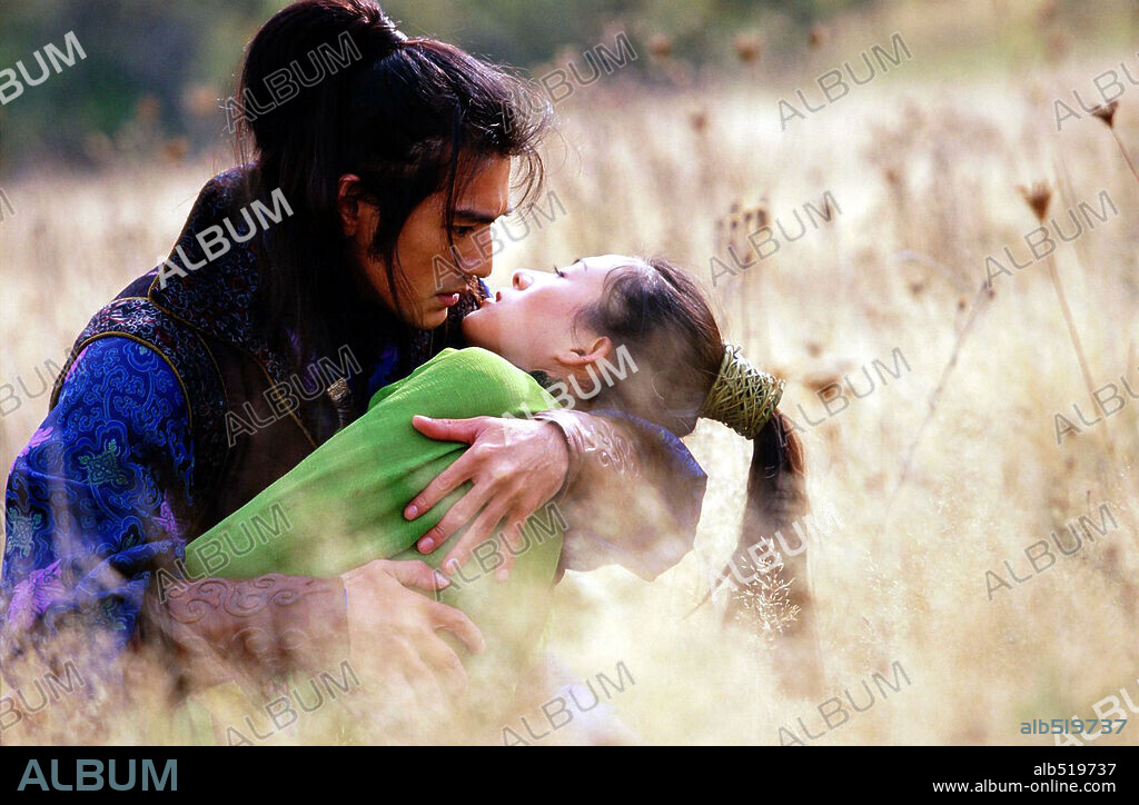TAKESHI KANESHIRO and ZIYI ZHANG in HOUSE OF FLYING DAGGERS, 2004 (SHI MIAN MAI FU), directed by YIMOU ZHANG. Copyright BEIJING NEW PICTURES FILM CO/CHINA FILM CO-PRODUCTION CORPOR.