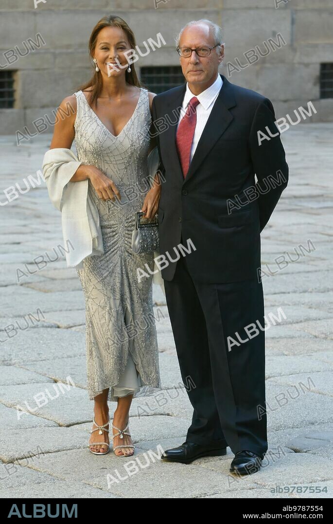 San Lorenzo de El Escorial (Madrid), 05/09/2002. Boda de la hija de José María Aznar, Ana Aznar, con Alejandro Agag. En la imagen. Isabel Preysler y Miguel Boyer.