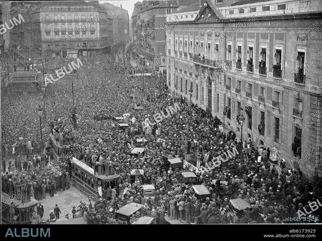 14/4/1931PROCLAMACION DE LA II REPUBLICA-FOTOGRAFIA:PUERTA DEL SOL,EL PUEBLO SE POSESIONA DEL MIN GOBE.