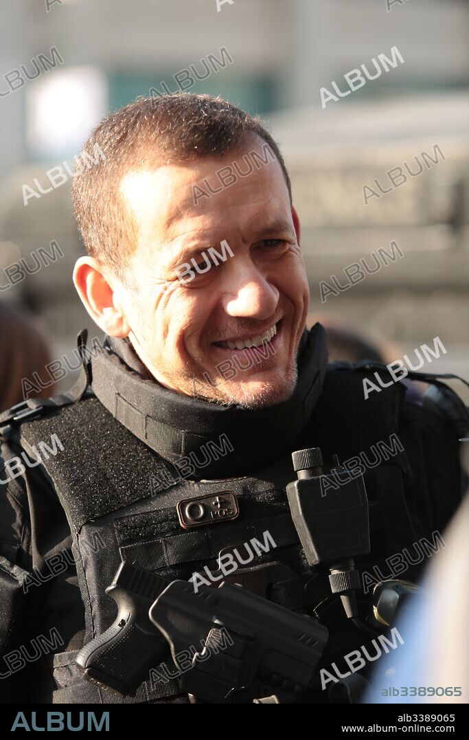 DANY BOON en UNA POLICIA EN APUROS, 2016 (RAID DINGUE), dirigida por DANY BOON. Copyright Pathé, Les Productions du Ch'timi, TF1 Films Production, Art.