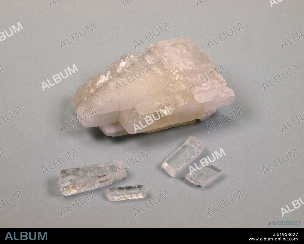 ESPATO DE ISLANDIA (CALCITA DE ISLANDIA). Variedad de calcita transparente, que presenta, de forma muy clara, el fenómeno de la DOBLE REFRACCIÓN O BIRREFRINGENCIA, por lo que se utiliza para fabricar prismas de Nicol.