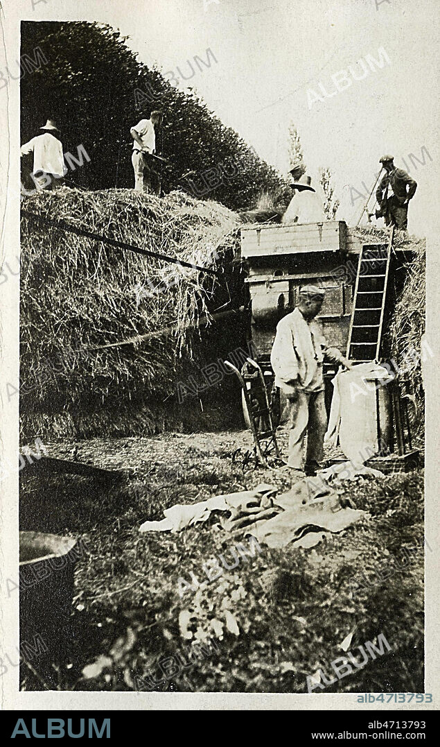 Battage du ble avec une batteuse a vapeur vers 1910 . Credit Collection JEAN VIGNE /KHARBINE TAPABOR.