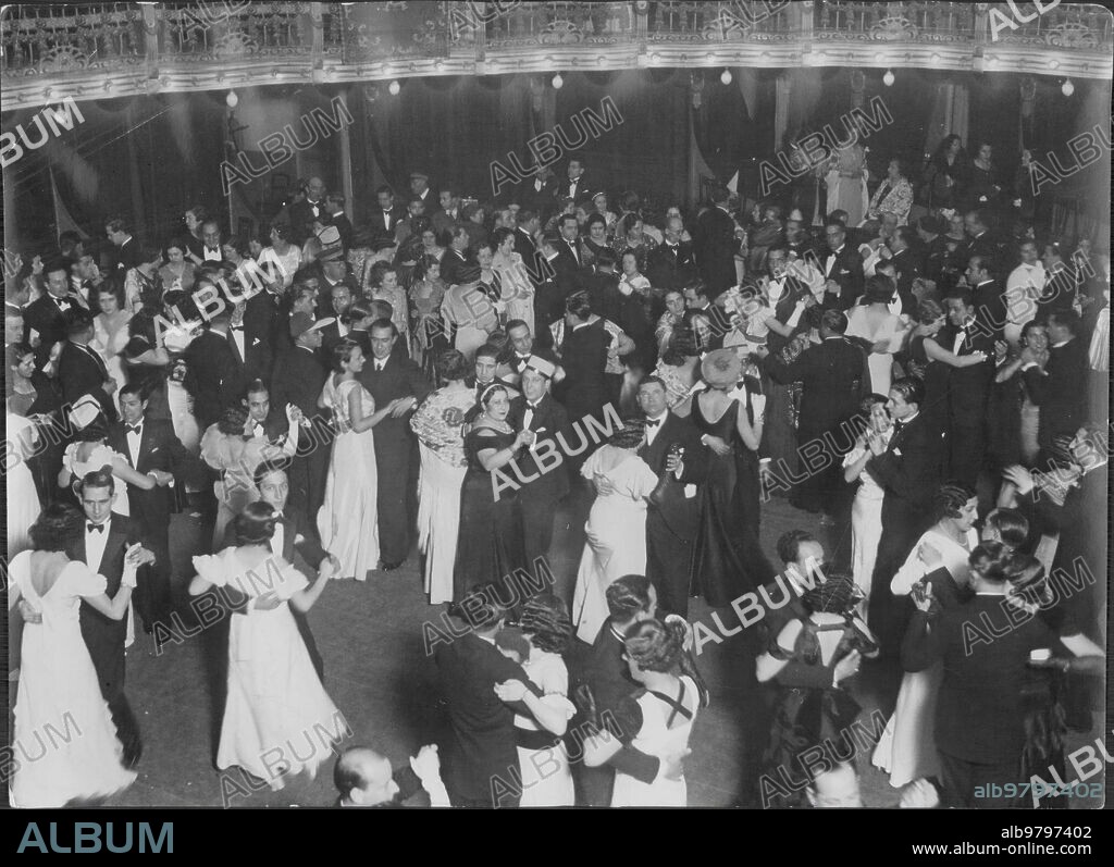 Madrid, 1930 (CA.) Society dances at carnival. An aspect of the dance of the Círculo de la Unión Mercantil.