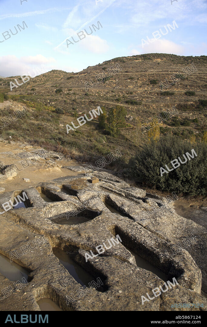 Peciña; tumbas antropomórfas junto a la iglesia románica de Santa María de la Piscina.