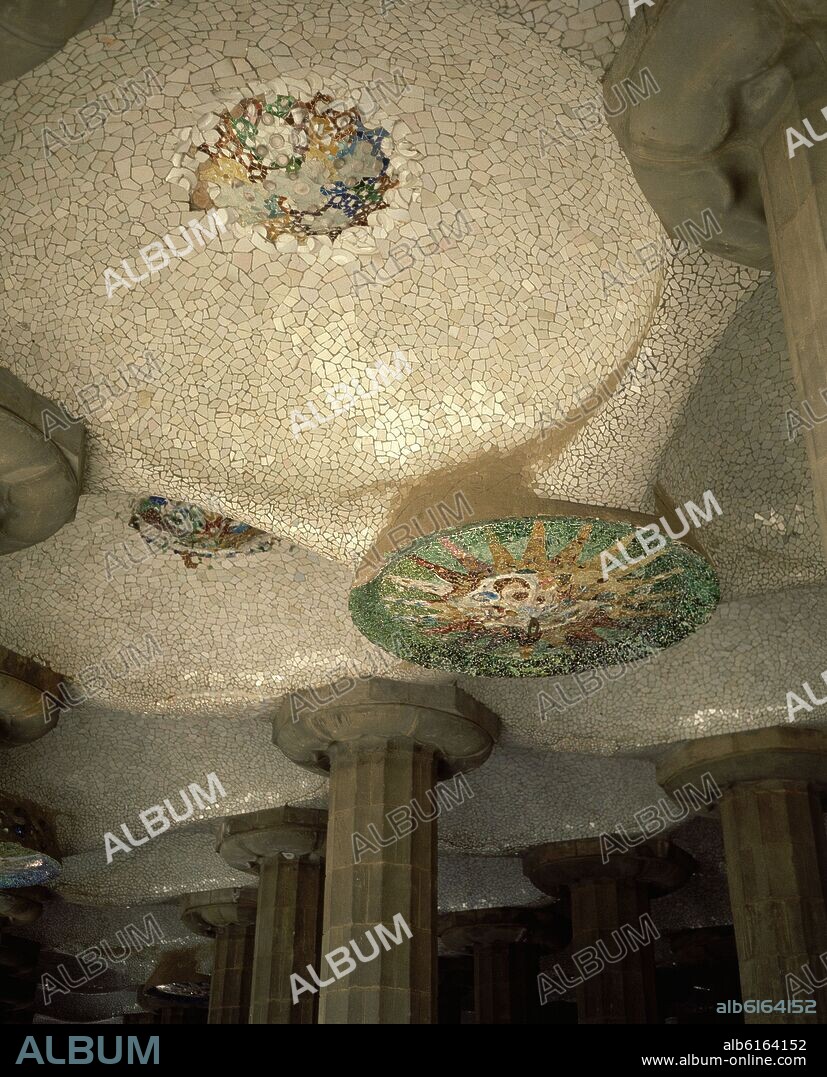 ANTONI GAUDÍ. MEDALLON CERAMICO CON FORMA DE SOL DE LA BOVEDA DE LA SALA HIPOSTILA DEL PARQUE GÜELL - 1890-1914.