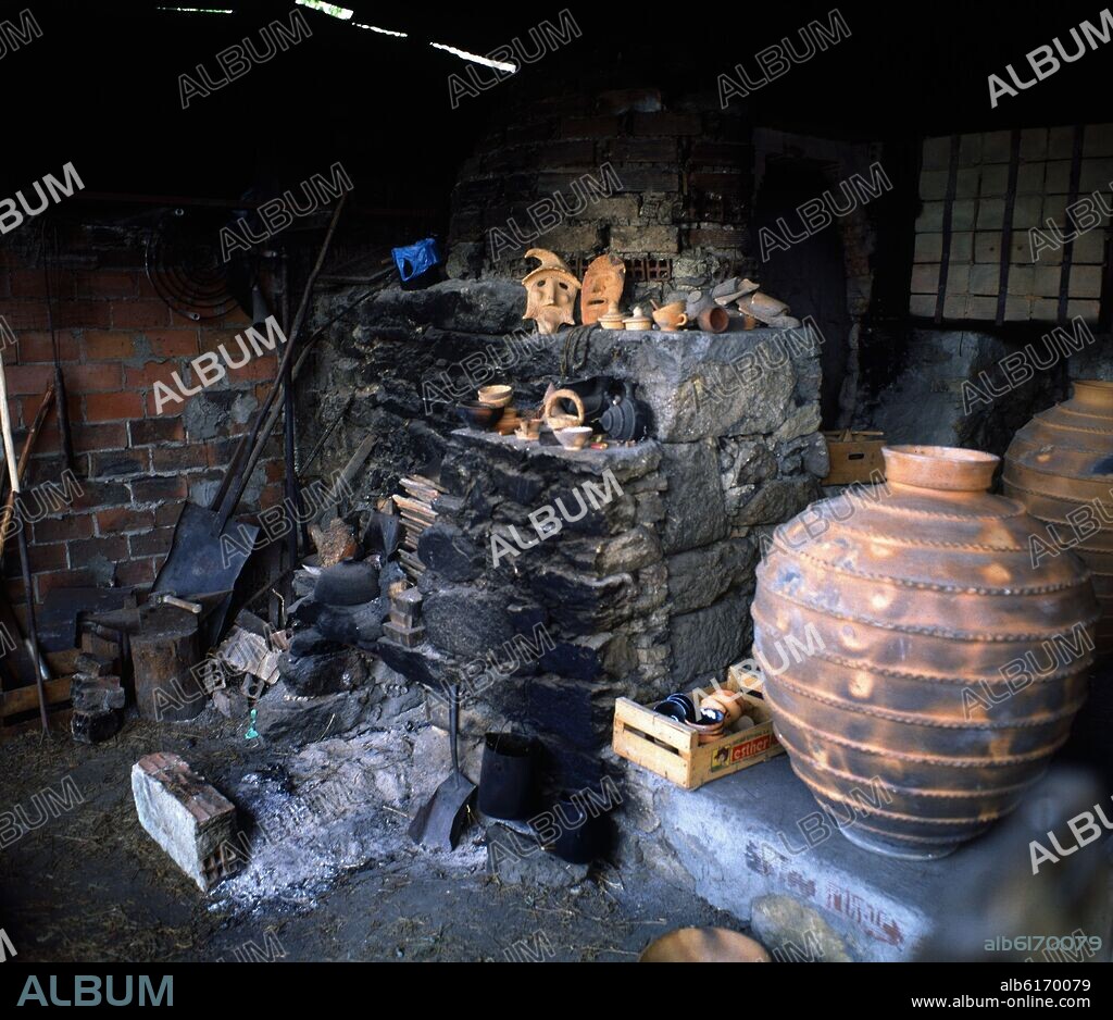 CANTAROS O AMBOAS AL LADO DE UNA CHIMENEA.