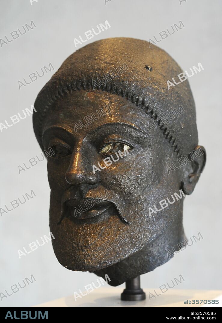 Cabeza de bronce. Hoplita barbudo que habría usado un casco. Muestra únicas de las grandes estatuas de bronce de la Acrópolis. 480-470 BC. Museo de la Acrópolis (Acropolis Museum). Atenas. Grecia.