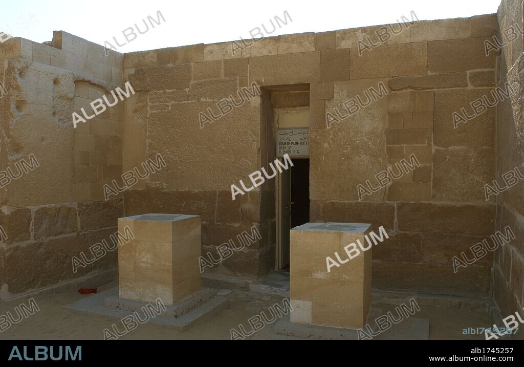 ARTE EGIPCIO. EGIPTO. IMPERIO ANTIGUO. V DINASTIA. MASTABA DE PTAHHOTEP Y AKHETHOTEP (2400 a. C.). Altos funcionarios egipcios, padre e hijo. Vista del exterior. SAKKARA.