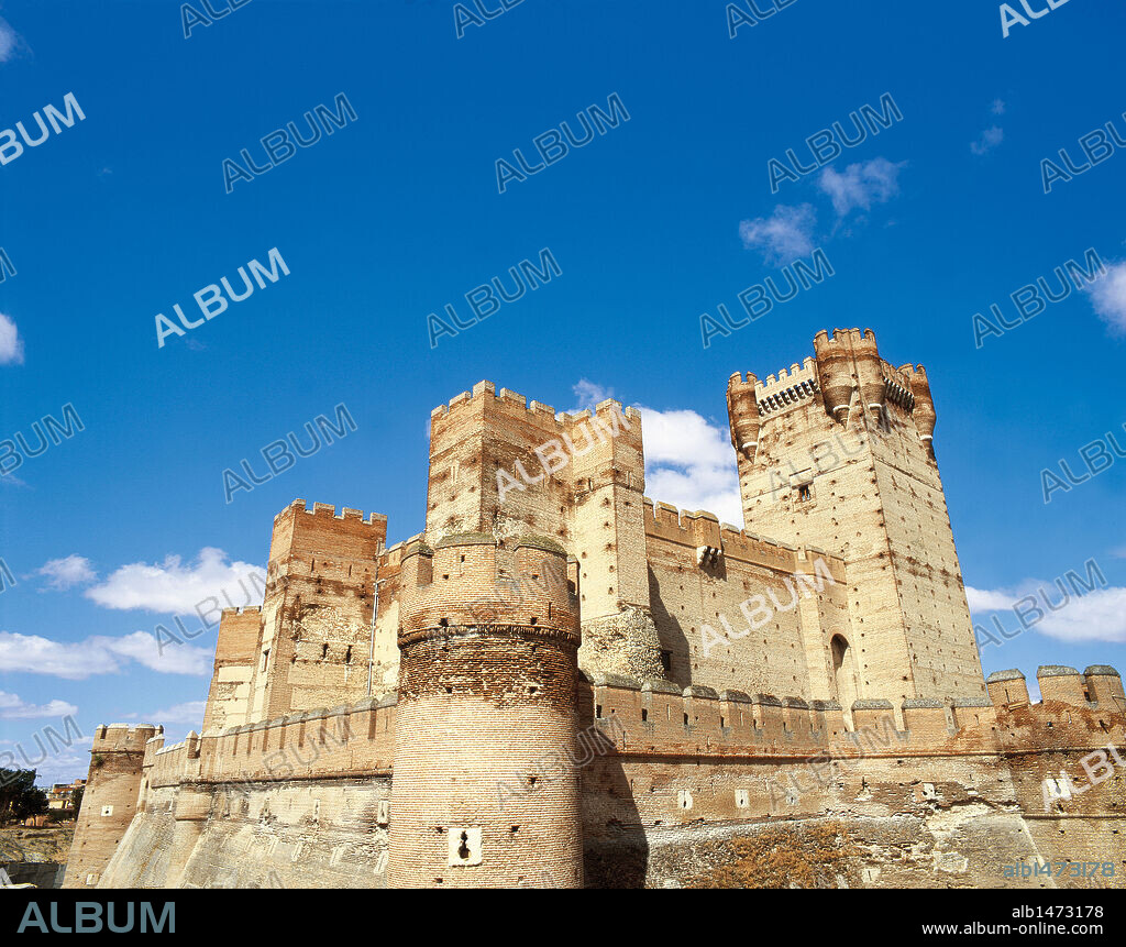 ARTE GOTICO. ESPAÑA. CASTILLO DE LA MOTA. Lo construyó Fernando CARREÑO en 1440 por orden del rey JUAN II, siendo restaurado y ampliado en 1482 por los Reyes Católicos. Es un claro ejemplo de la ARQUITECTURA MILITAR GOTICA CON ELEMENTOS MUDEJARES. Vista general. MEDINA DEL CAMPO. Provincia Valladolid. Castilla-León.