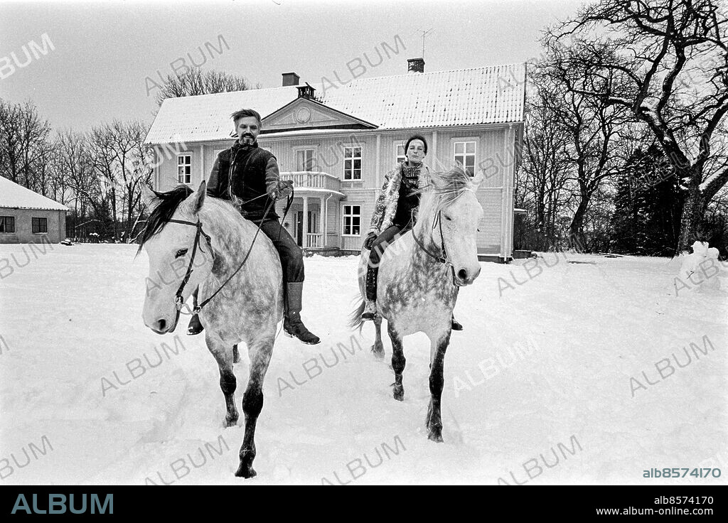 SKARA 1971-11-22.. Skådespelarna Bärbel och Per Oscarsson rider på var sin häst vid deras hus Trestena gård utanför Skara.. Foto: Bertil S-son Åberg / RiR / SVT / Kod: 5600. Bild och reportage publ. i RiR 50/71 sid. 12-13, 54 inför långfilmen Oss emellan, i TV.. RiR 20315 sv/v neg.