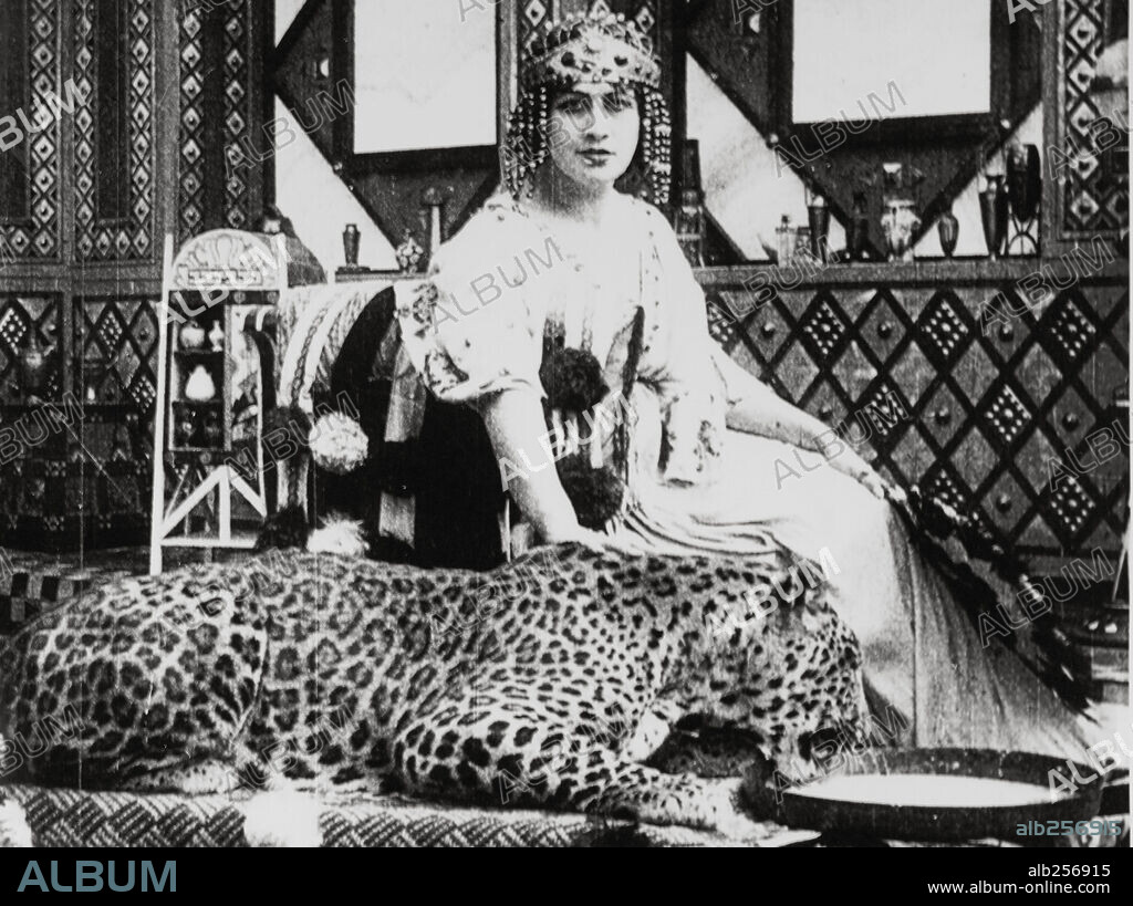ITALIA ALMIRANTE MANZINI en CABIRIA, 1914, dirigida por GIOVANNI PASTRONE. Copyright ITALA FILM TORINO.
