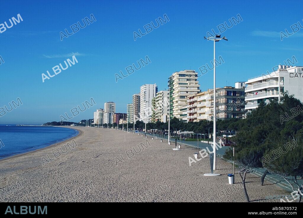 Platja d`Aro; playa de Platja d´Aro y paseo marítimo  (Costa Brava).
