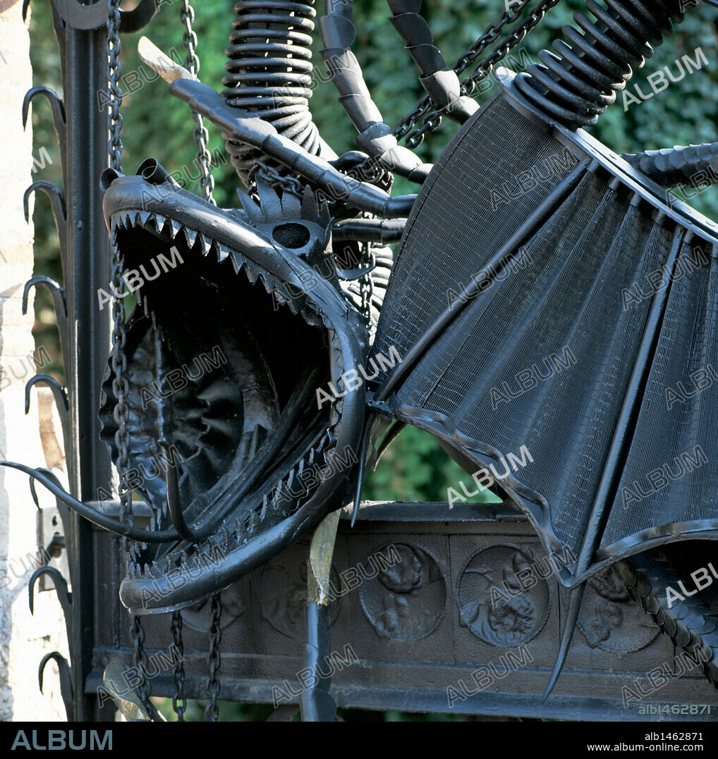 ARTE S. XIX. MODERNISMO. ESPAÑA. ANTONI GAUDI (1852-1926). Arquitecto catalán. DRAGON. Detalle de la puerta de entrada a la FINCA GÜELL. Barcelona. Cataluña.