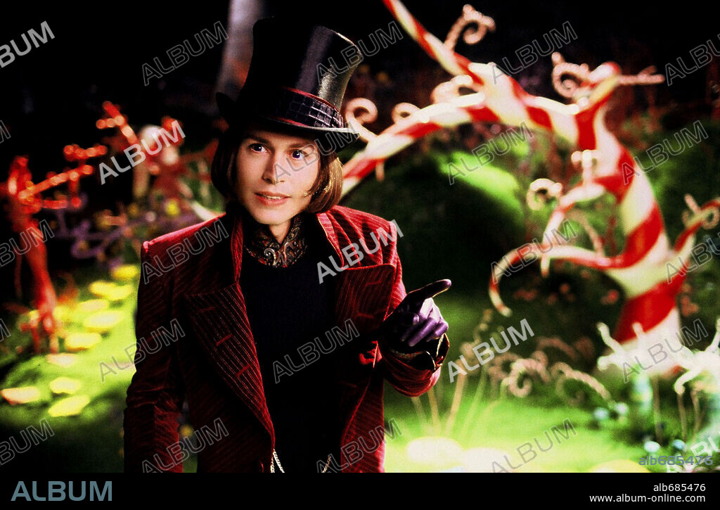JOHNNY DEPP in CHARLIE AND THE CHOCOLATE FACTORY, 2005, directed by TIM BURTON. Copyright WARNER BROS. / MOUNTAIN, PETER.