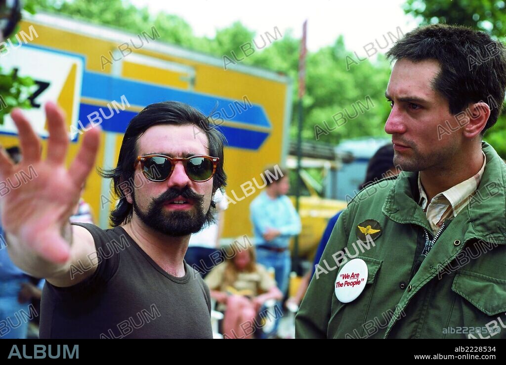 MARTIN SCORSESE and ROBERT DE NIRO in TAXI DRIVER, 1976, directed by MARTIN SCORSESE. Copyright COLUMBIA PICTURES.