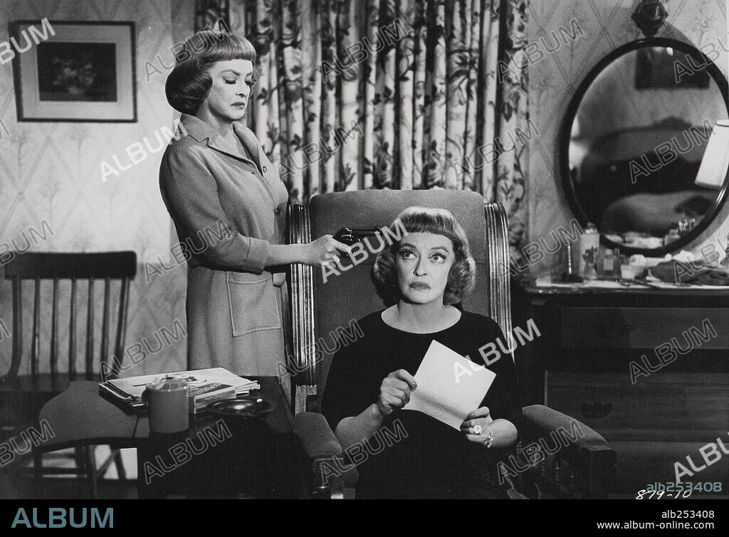 BETTE DAVIS en SU PROPIA VÍCTIMA, 1964 (DEAD RINGER), dirigida por PAUL HENREID. Copyright WARNER BROTHERS.