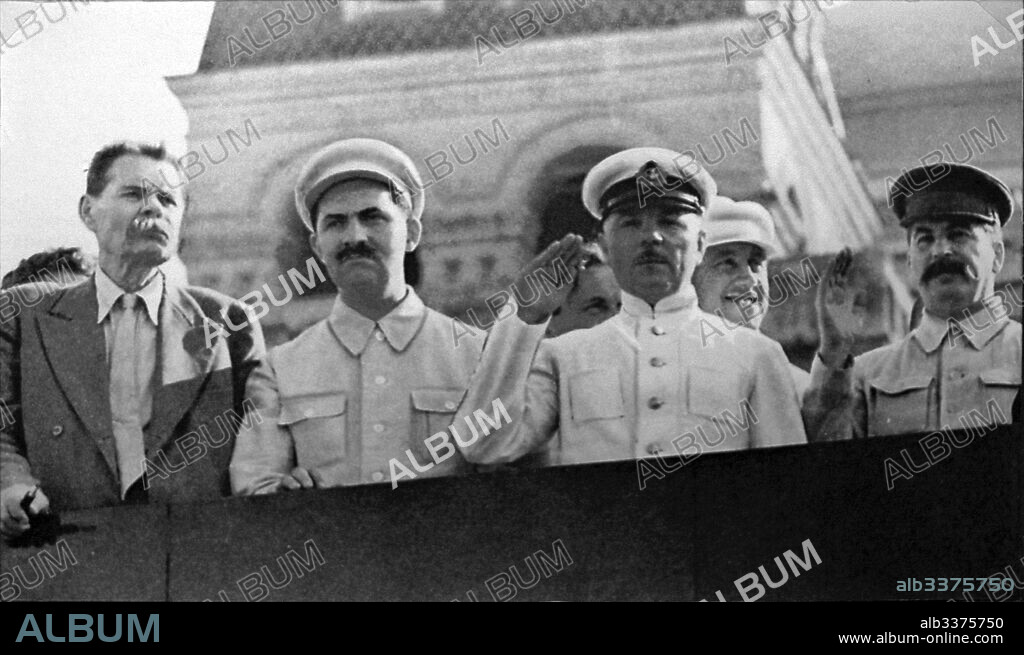 ANÓNIMO. Maxim Gorky, Lazar Kaganovich, Kliment Voroshilov, Joseph Stalin on Lenin's Mausoleum Tribune.