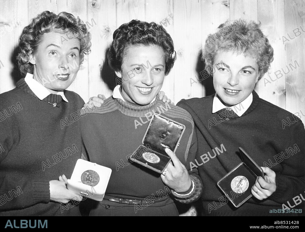 ITALIEN CORTINA 1956-01-30.. De tre medaljörerna i damernas storslalom vid de olympiska vinterspelen 1956. Från vänster ses Dorotea Hochleitner (Österrike), brons, Ossi Reichert (Tyskland), guld, och Josefine Frandl (Österrike), silver. Foto: Owe G. Sjöblom / AB Text & Bilder / SVT / Kod: 5600. Mapp: Vinter-OS 1956 i Cortina: Slalom o. störtlopp. I:290G. Vinnare Segrare Trio Leende.