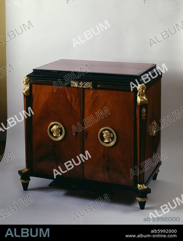 Wohnung Möbel / Schrank. Doppeltüriger Kabinettschrank. Mahagoni, vergoldete und patinierte Bronze, Messing. Werkstatt von Heinrich Gambs, 1800. Inv. Nr. 1217-V. Pawlowsk, Großer Palast.