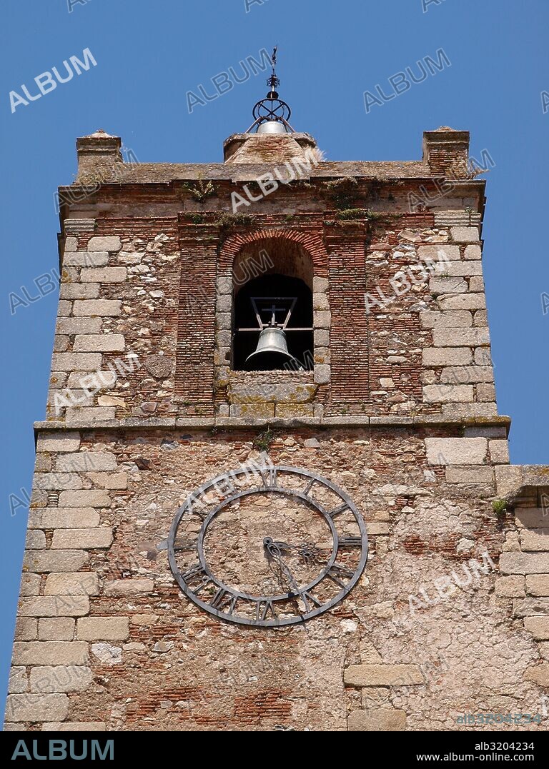 IGLESIA DE SAN MATEO (S. XVI), EN LA PLAZA DE SAN MATEO. DETALLE DEL RELOJ Y EL CAMPANARIO  CACERES, EXTREMADURA.
