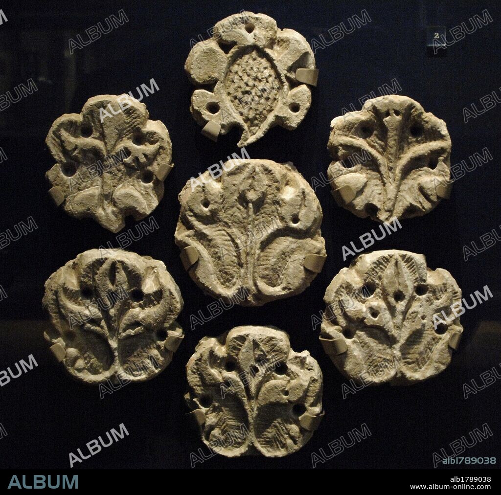 ARTE ISLAMICO. EPOCA ABASI. Siete fragmentos de estuco tallado representando HOJAS DE VID. Fechados entre 836-880. Proceden de Samarra (Irak). Museo Victoria y Alberto. Londres. Inglaterra. Reino Unido.