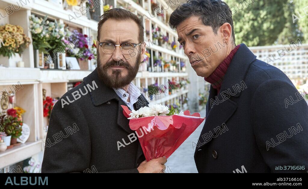 ALESSANDRO GASSMAN y MARCO GIALLINI en BENDITA IGNORANCIA, 2017 (BEATA IGNORANZA), dirigida por MASSIMILIANO BRUNO. Copyright Italian International Film / RAI Cinema.