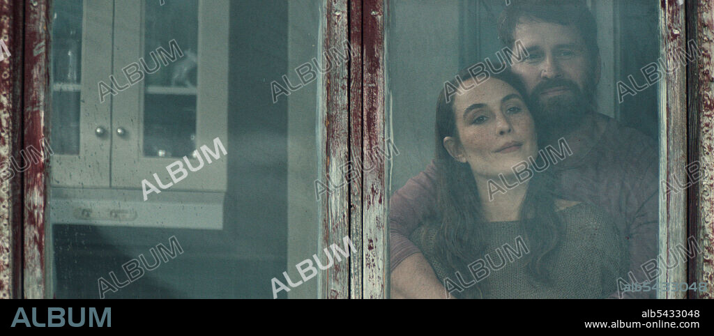 BJÖRN HLYNUR HARALDSSON und NOOMI RAPACE in LAMB, 2021, unter der Regie von VALDIMAR JOHANNSSON. Copyright Film I Väst.