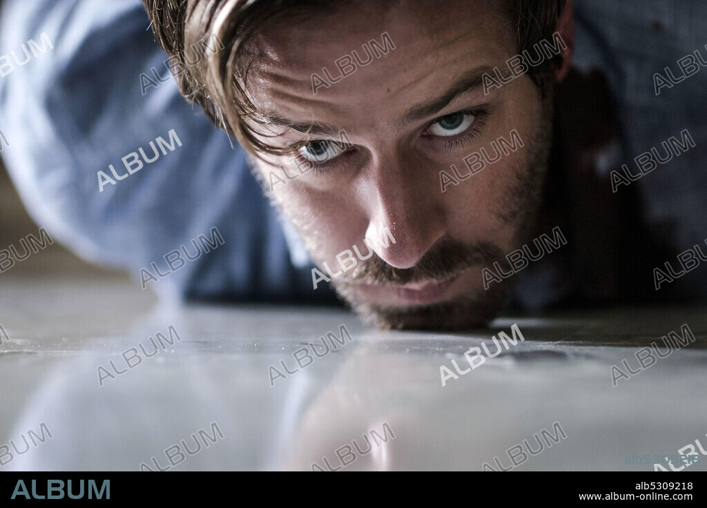 ARMIE HAMMER en HOTEL BOMBAY, 2018 (HOTEL MUMBAI), dirigida por ANTONY MARAS. Copyright SCREEN AUSTRALIA.