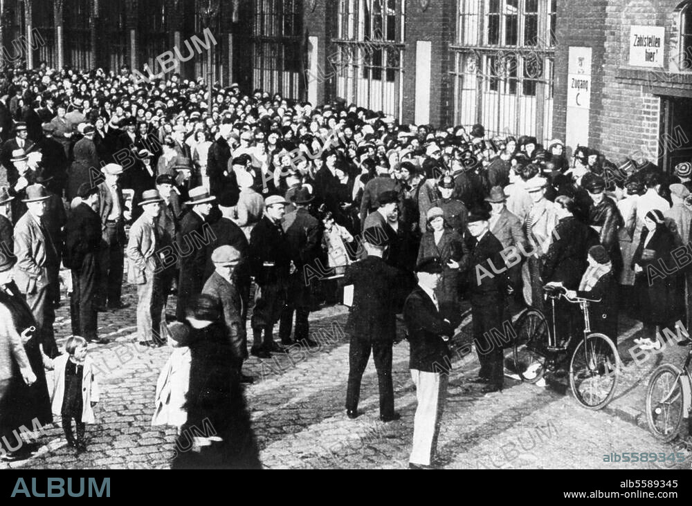 Weimar Republic / Economic crisis / 1930. - Unemployed Berliners waiting in front of the municipal payment office. Photo.