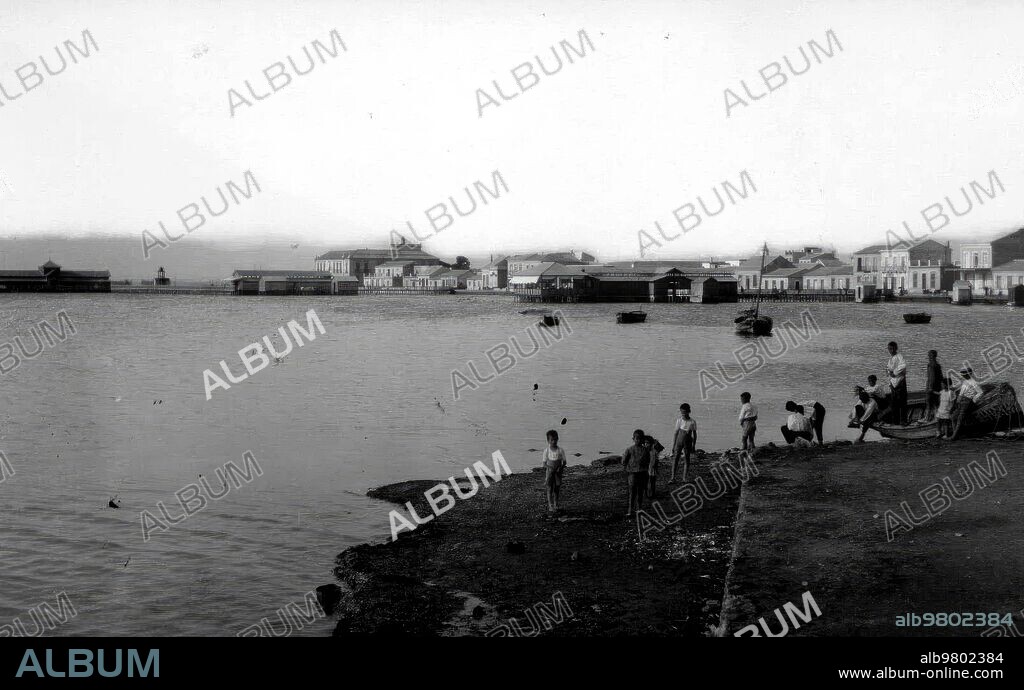 Los Alcázares (Murcia), 1930. Niños a la orilla del mar.