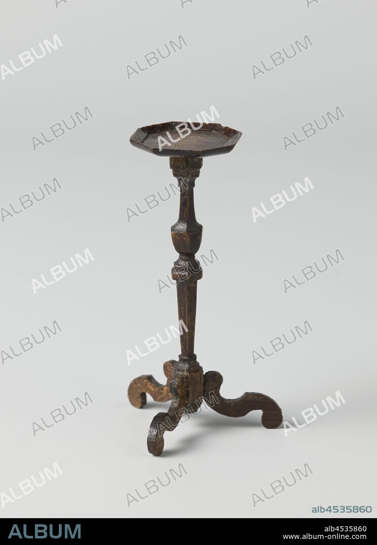 Gueridon with octagonal leaf, Gueridon of walnut. The octagonal blade has a sloping outer edge and rests on a pentagonal, profiled railing stem with a slightly sagged S-shaped tripod., anonymous, Amsterdam (possibly), c. 1700 - c. 1750, walnut (hardwood), h 8.6 cm × w 3 cm × l 3 cm.