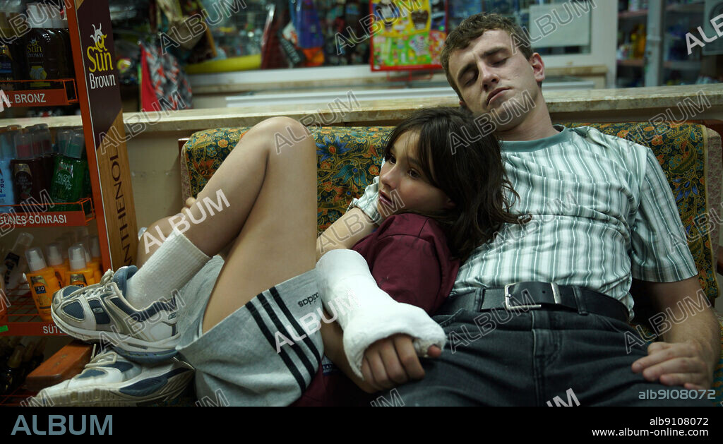 FRANKIE CORIO and PAUL MESCAL in AFTERSUN, 2022, directed by CHARLOTTE WELLS. Copyright BBC FILMS.