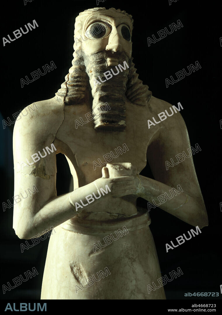 Statue en gypse d'un orant retrouvee dans le temple carre du dieu Abu a Eshnunna et datee vers 2750 av. JC. Musee de Bagdad. Credit : Coll. Bouquignaud./KHARBINE-TAPABOR.