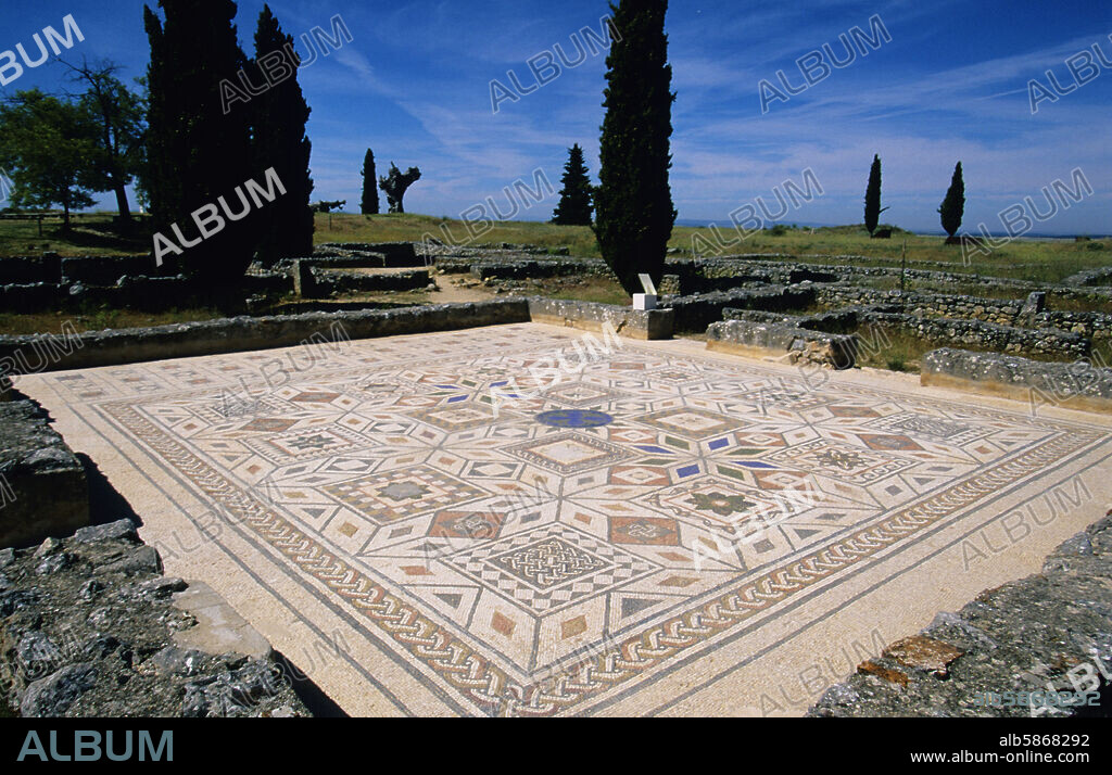Clunia; ruinas ciudad romana; zona de viviendas con mosaicos (comarca de Ribera del Duero).