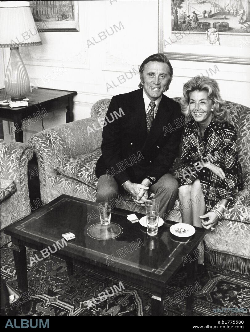 Kirk Douglas with his wife Anne Buydens. The US actor Kirk Douglas with his wife Anne Buydens during an interview in Italy. Rome, 1971.