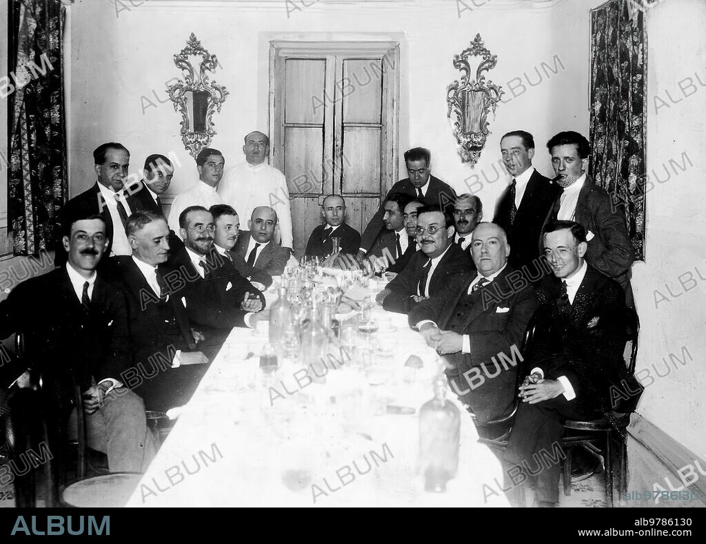 Octubre 1924. Sevilla. En honor de un periodista Ilustre. Los Propietarios y Redactores De "el noticiero Sevillano" Reunidos en banquete con el director de Abc, para festejar la liberación del Sr. Sánchez del Arco (X), que ha Permanecido sitiado en Bab-Es-sor durante veinte Días.