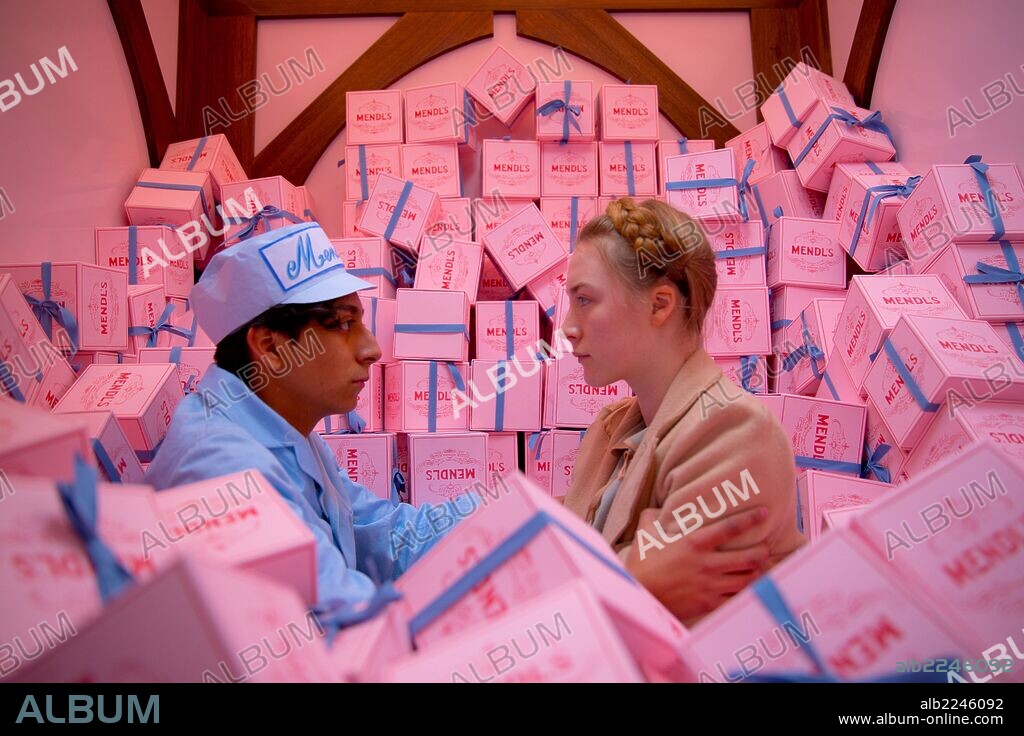 SAOIRSE RONAN y TONY REVOLORI en EL GRAN HOTEL BUDAPEST, 2014 (THE GRAND BUDAPEST HOTEL), dirigida por WES ANDERSON. Copyright AMERICAN EMPIRICAL PICTURES/INDIAN PAINTBRUSH/SCOTT RUDIN PR.