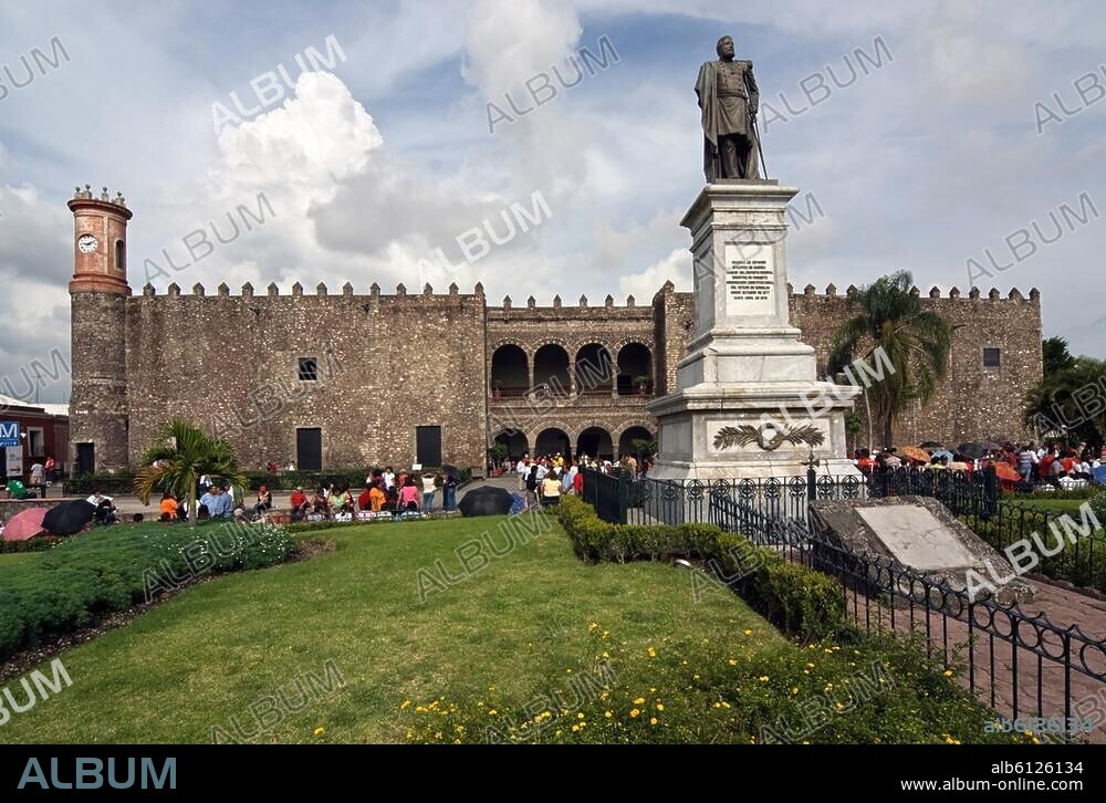 Cuernavaca (Bundesstaat Morelos, Mexiko), Palacio de Cortés (erbaut 1532/33 am Ort und mit den Steinen eines zerstörten aztekischen Tempels für Hernando Cortés, heute Regionalmuseum).-Blick von der Placa de Armas auf den Palast.-Foto, 2008.