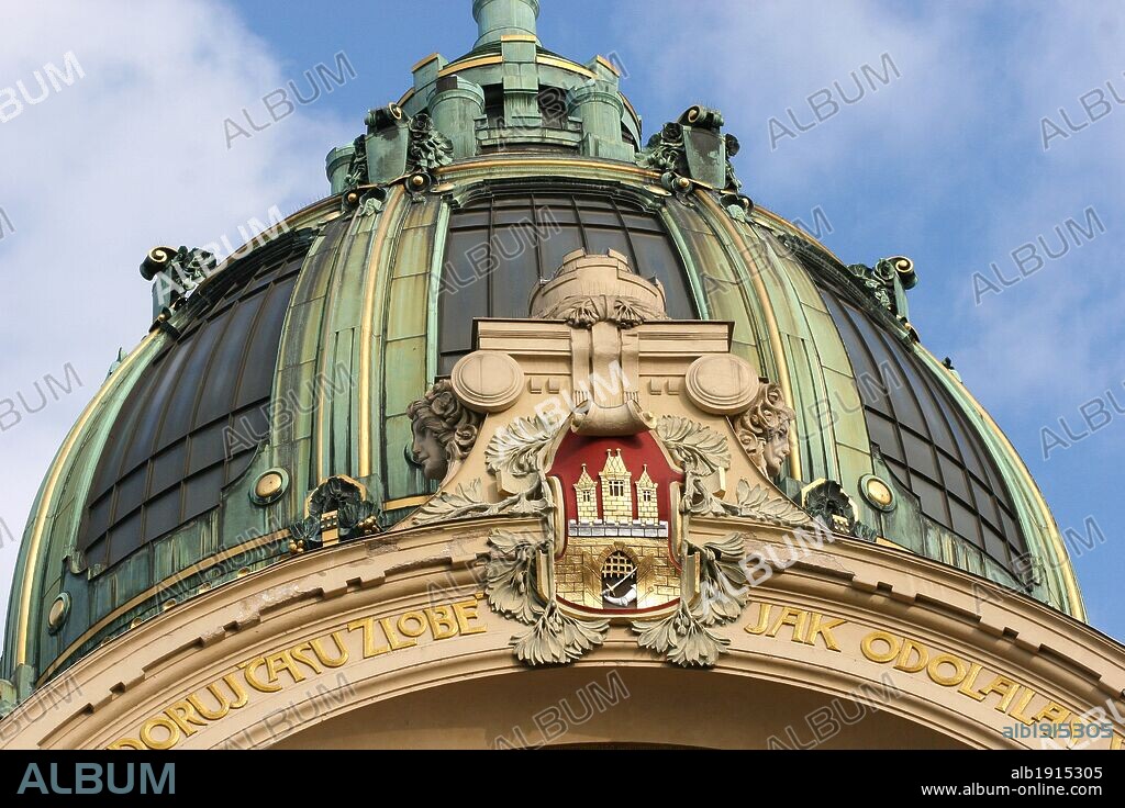 ALPHONSE MUCHA. REPUBLICA CHECA. PRAGA (PRAHA). CASA MUNICIPAL (OBECNI DUM). Edificio construido entre 1905-1911 en ESTILO NOUVEAU, por Antolín Balsanek y Osvald Polívka. La decoración interior y exterior la realizaron Mikolas Ales y Alfons Mucha. Detalle cúpula. Plaza de la República (Mamestí Republiky). Centro Europa.