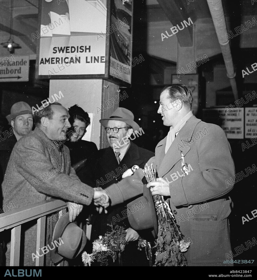 Göteborg november 1947. Svenske boxaren Olle Tandberg åker med Svenska Amerikalinjens M/S Gripsholm för att söka lyckan i amerikanska boxningsringar. Promotorn Edwin Ahlqvist önskar lycka till. I mitten ses managern Sed Holmstedt. *** Local Caption *** GP nov1948_4880. KAMERAREPORTAGE.