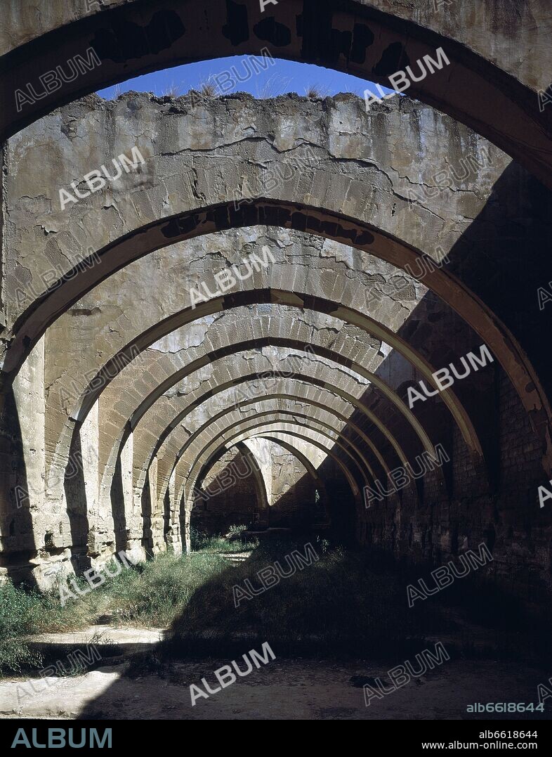RUINAS DEL DOMITORIO ANTIGUO DE "DUEÑAS" - ARCOS DE MEDIO PUNTO LIGERAMENTE APUNTADOS - SIGLO XII.