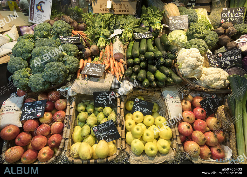 Madrid, 28/10/2014. Centro Comercial El Corte Ingles / Goya Supermercado gourmet Frutas y verduras brecol manzana granada zanahoria calabacin coliflor Puesto de la Huerta de Carabaña Foto: Matias Nieto ARCHDC.
