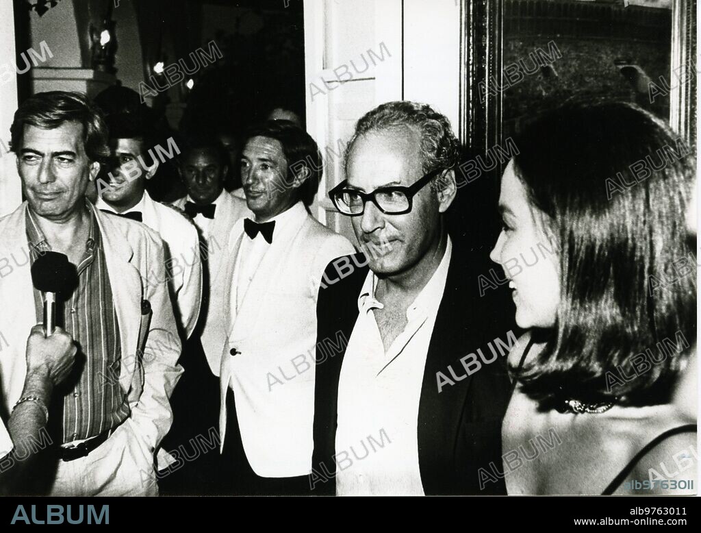 August 5, 1986. Miguel Boyer and Isabel Preysler leave the La Fonda restaurant in Marbella, in the company of Mario Vargas Llosa.