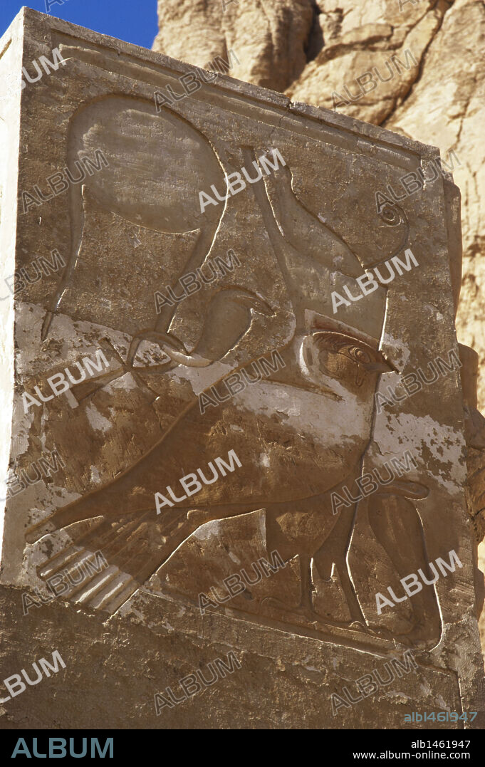 ARTE EGIPCIO. EGIPTO. Bajorelieve de una inscripción en JEROGLIFICO. Disco soloar con serpiente (cobra) que lleva la cruz ankh alrededor del cuello y Halcón con doble corona encima de una serpiente cobra. Templo de Hatshepsut. Dinastía XVIII. Imperio Nuevo. Deir-El-Bahari. Egipto.