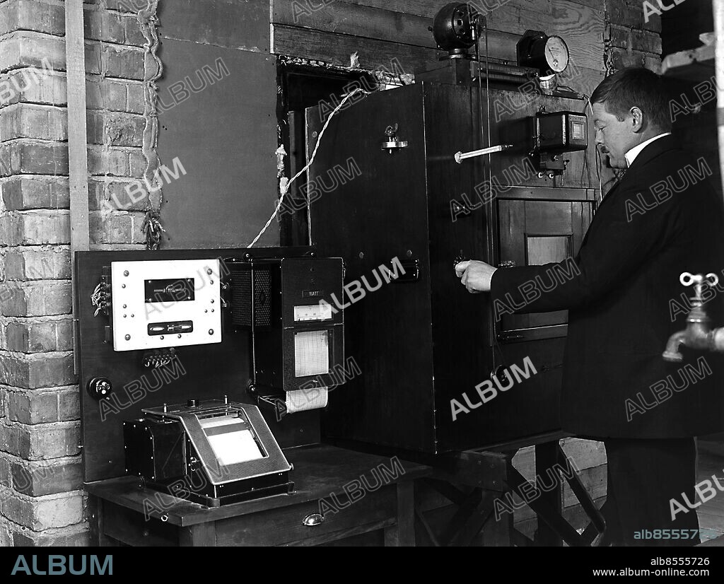 ARKIV 1919 . Troligen medarbetare vid Svenska Telegrambyrån, föregångare till TT, Tidningarnas Telegrambyrå som grundades 1921 och drog igång verksamheten året därpå efter en sammanslagning med konkurrerande Presstelegrambolaget.1925 blev TT ensam ansvarig för nyhetssändningarna i radio. Med TT skapades en nationell nyhetsbyrå med samtliga abonnenter som ägare.. Foto: TT / Kod 1900.