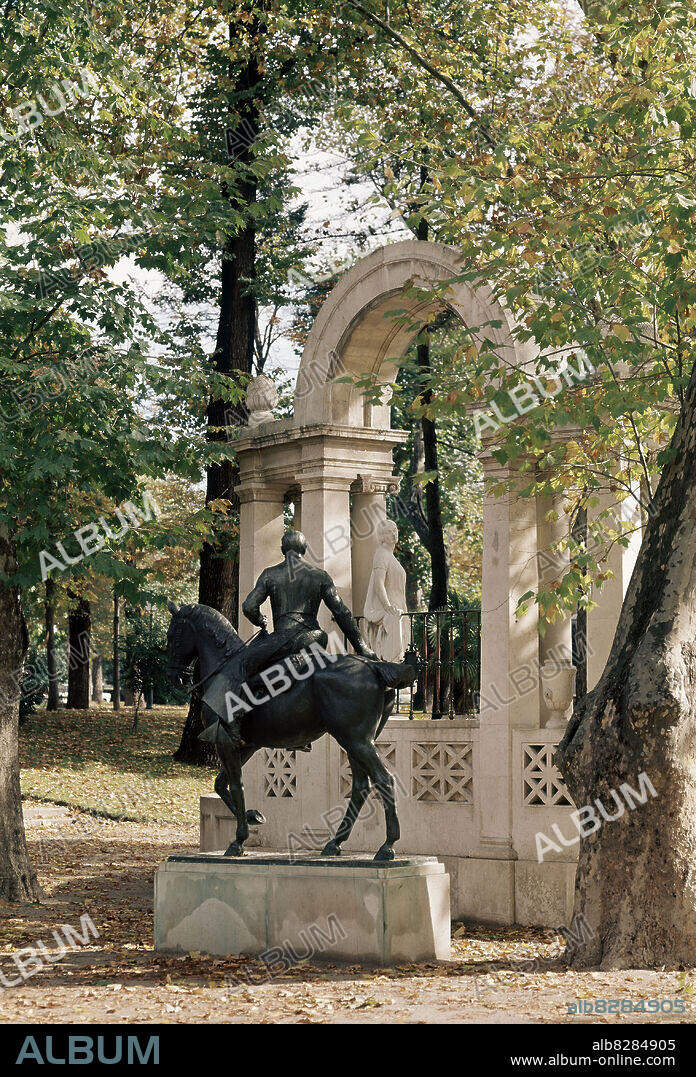 MONUMENTO A LOS HERMANOS ALVAREZ QUINTERO.