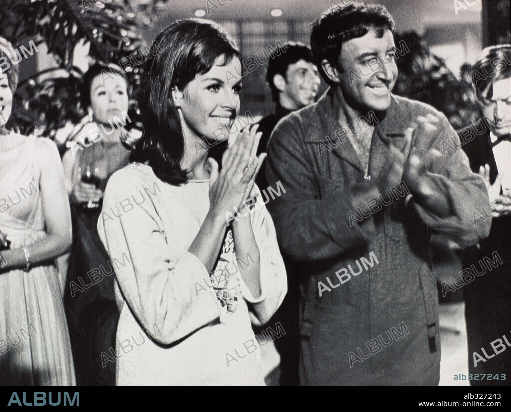 CLAUDINE LONGET y PETER SELLERS en EL GUATEQUE, 1968 (THE PARTY), dirigida por BLAKE EDWARDS. Copyright UNITED ARTISTS.