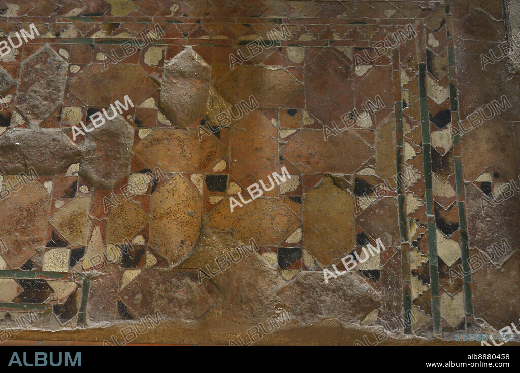 Museo Sefardí. Sinagoga del Tránsito. Detalle del pavimento primitivo de la Sinagoga, decorado con cenefas. Toledo. Castilla-La Mancha. España.
